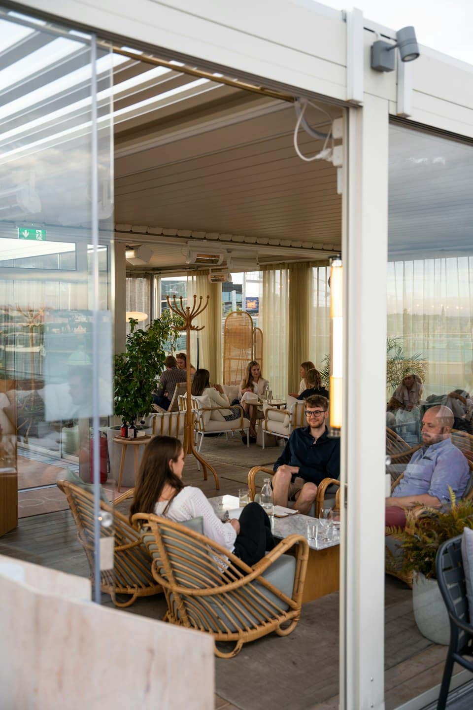 Persone che parlano ai tavoli in un moderno lounge di un ristorante.